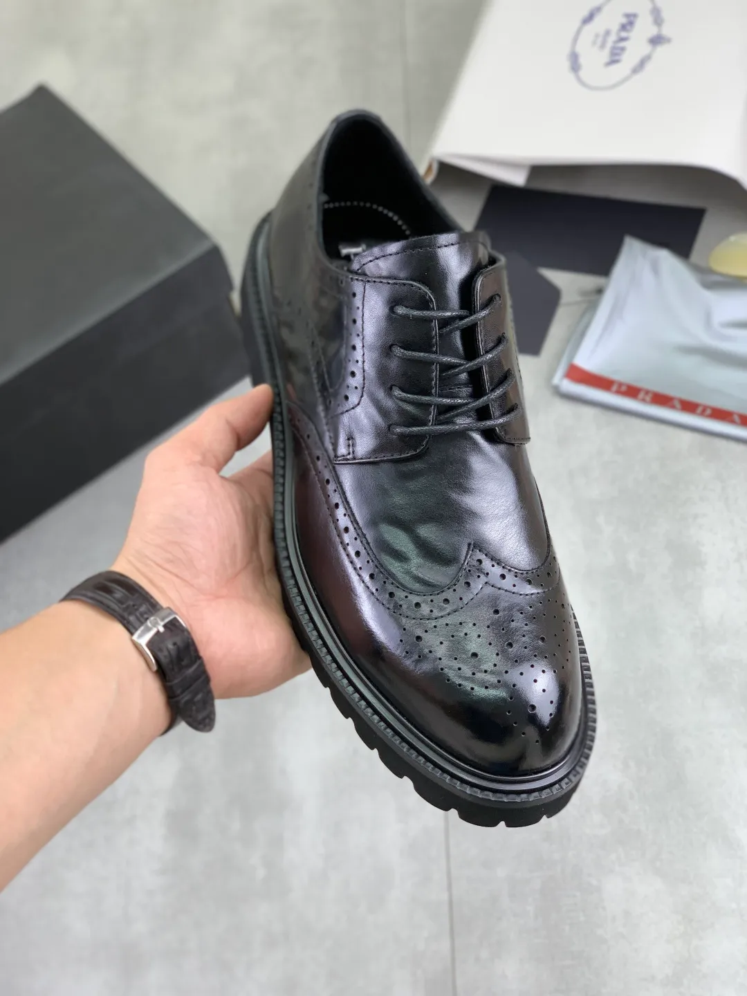 Men's men's shoes 💰P640 New PRADA top version Prada's new casual leather shoes Original purchase, development and production Prada Men's Classic Series Technological breathable fabrics with cowhide Casual sports shoes Casual sports dad shoes combine high-tech breathable materials with cowhide, with P's exclusive button decoration on the side. The outsole is full of P italic design and bright colors to show vitality and continue the brand's design inspiration. Stroll around the city lightly and feel free and comfortable. Delivered in exquisite packaging 🛍📦 ▪️Material: original customized calfskin with breathable material ▪️Inner lining: cowhide lining ➕cowhide feet ▪️Outsole: open-molded TPU foam material ▪️Sole thickness: 3.5CM ▪️Size: Men's 38-45 black, burgundy color optional